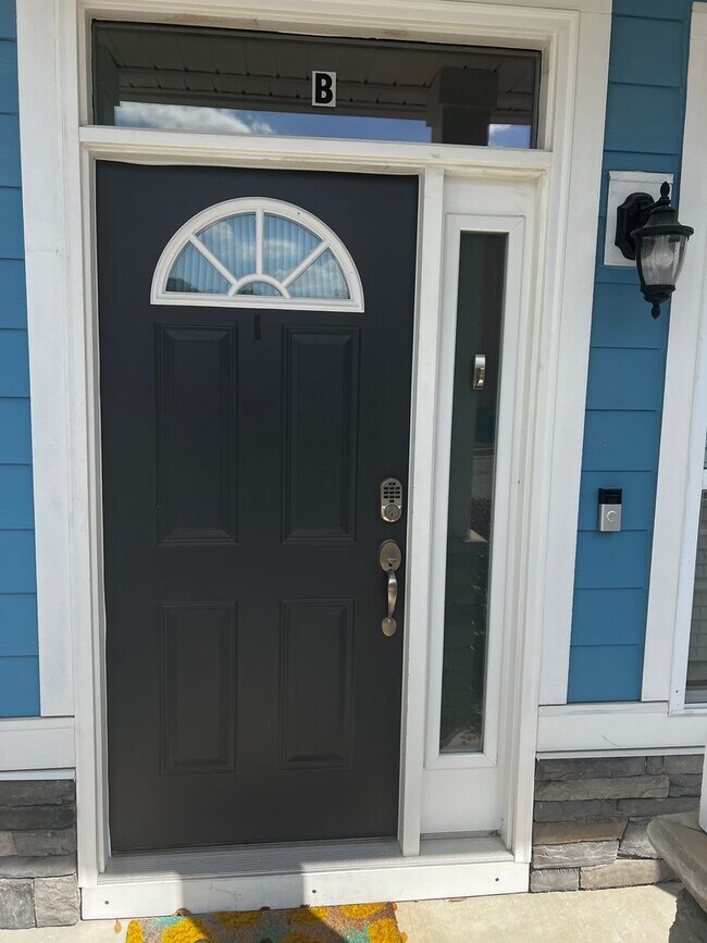 Building Photo - Available Now! - Pet Friendly 2 Bedroom, 2.5 Bath Townhome at Market Common! Cable and Internet I...