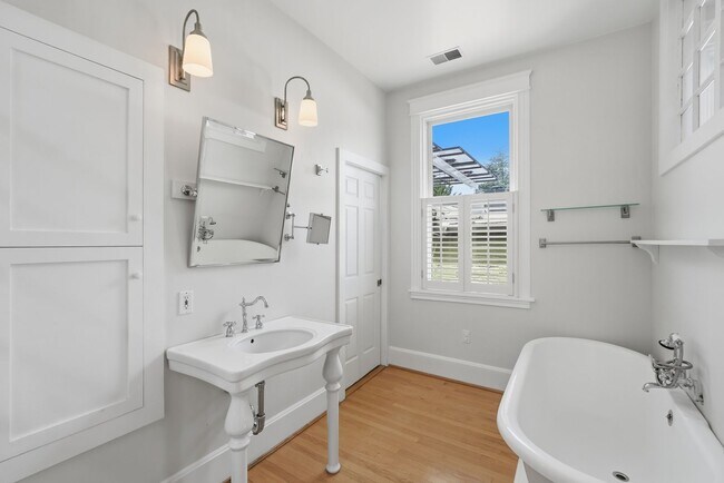 Building Photo - Capitol Hill Victorian Home | 3 Bed | 2.5 Bath | 2,700 Sf | Patio & Screened-In Porch | 2 Surface...