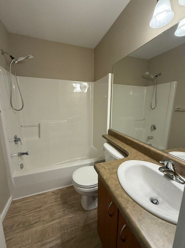 Building Photo - 2Bd/2.5Ba Redmond Townhouse