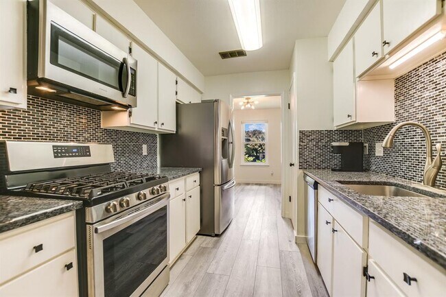 Building Photo - 6508 Sunnysky Way
