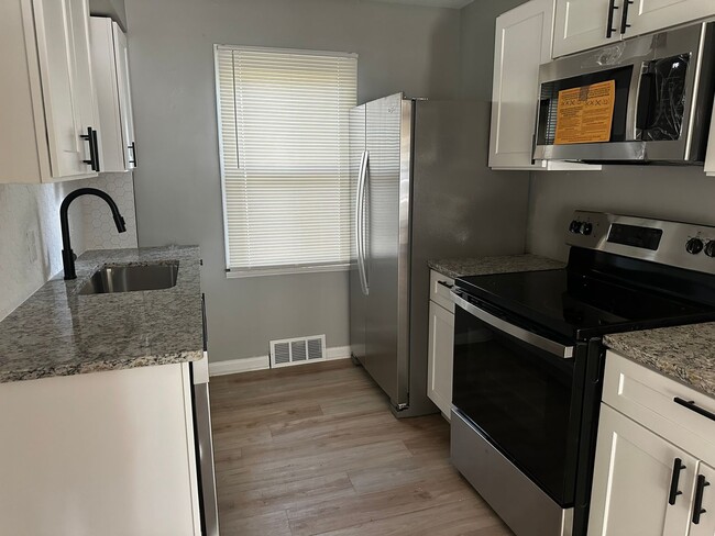 Building Photo - 2 Bedroom Home In Oak Park