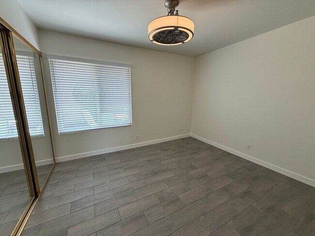 Building Photo - Charming 2 Bedroom Condo for Rent in Newhall!