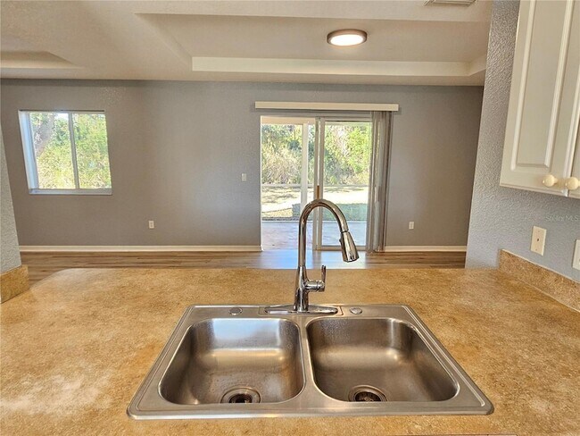 Building Photo - 8470 Drolet Ave