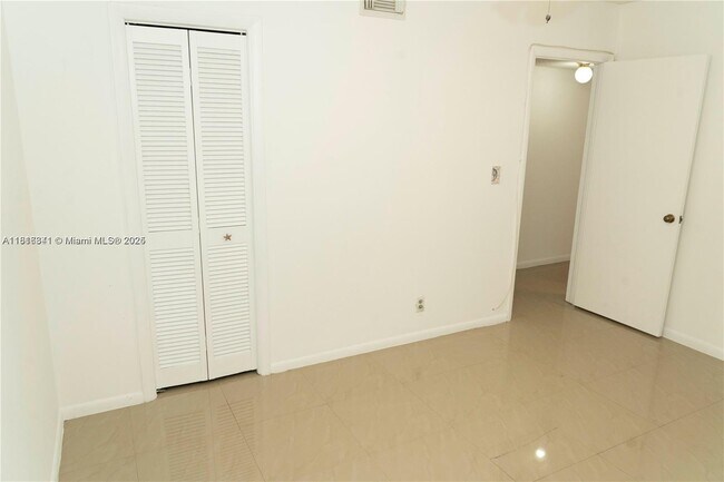 Building Photo - 5140 SW 40th Ave