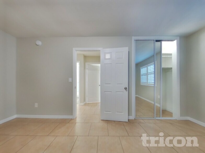 Building Photo - 2108 W Hermosa Dr