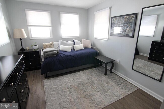 Building Photo - 6161 Lawnton St