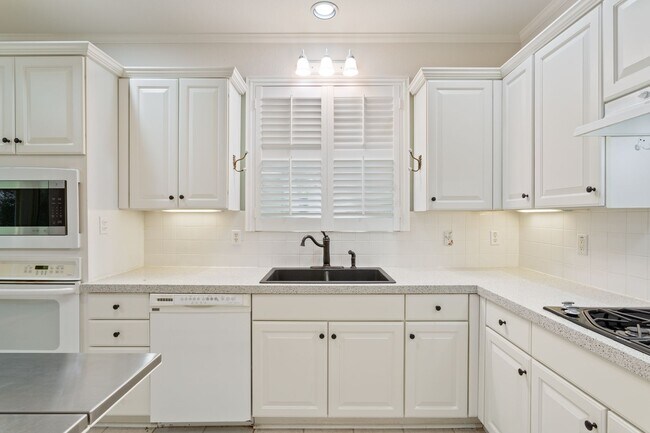 Building Photo - 102 Teacup Cove