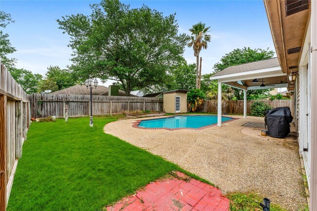 Building Photo - 5622 Village Park Dr