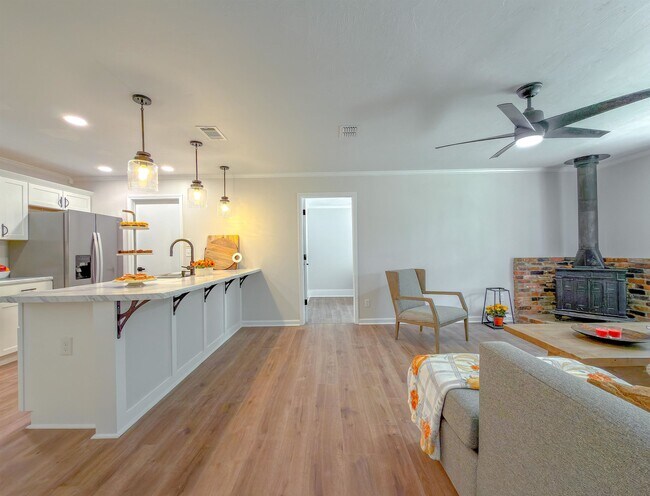 Building Photo - 703 3rd St NE