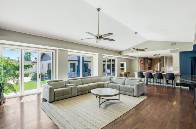 Building Photo - FULLY FURNISHED EXECUTIVE PHOENIX COUNTRY CLUB HOME IN GATED COMMUNITY