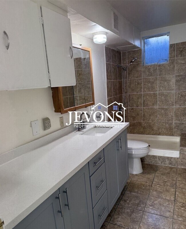 Building Photo - Spacious 5 bedroom home with two kitchens,...