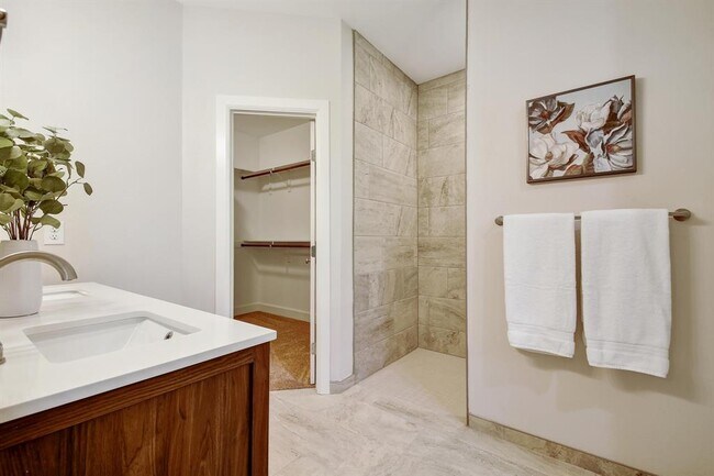 Building Photo - 2109 Meadow View Dr