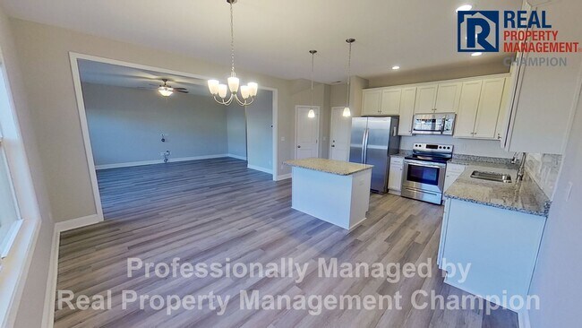 Building Photo - Spacious Home with Fenced Yard