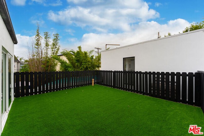 Building Photo - 825 S Detroit St