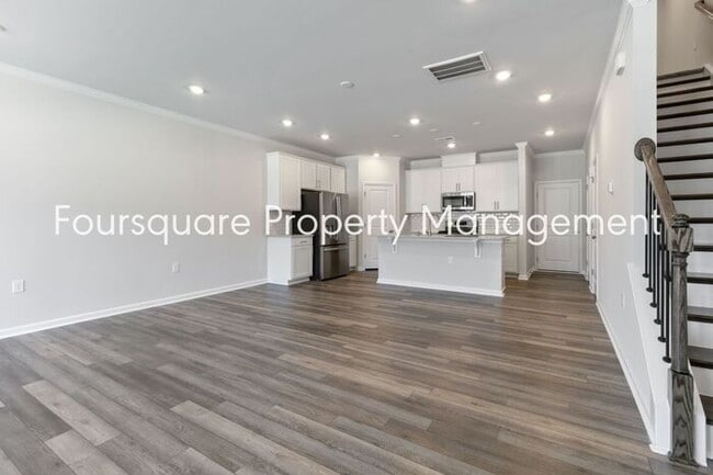 Building Photo - Townhome | Bonus Loft Space | Internet Inc...