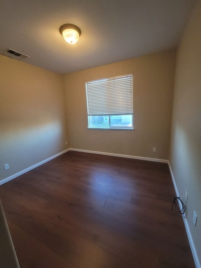 Building Photo - Located in a great neighborhood 5Bdm 3Ba Home With 2 Car Garage