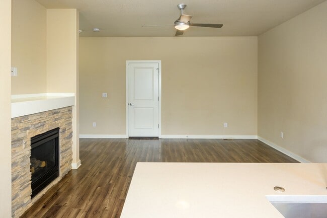 Building Photo - New listing!  Modern, A/C, Washer & Dryer included!