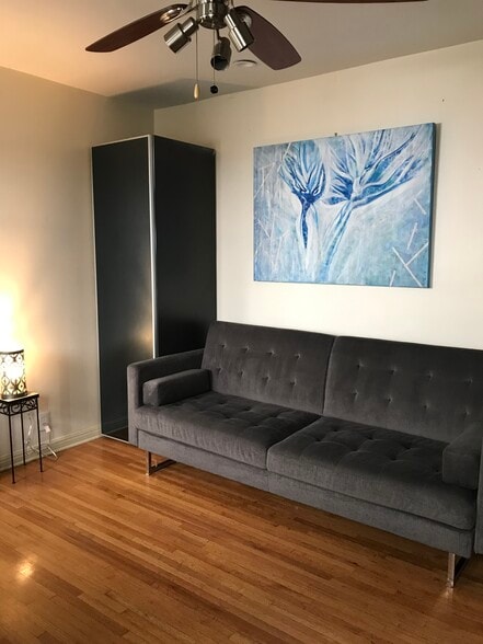 couch /futton - 7162 Beverly Blvd