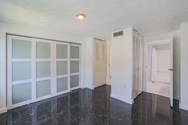 Building Photo - 9 Stillwood Cir