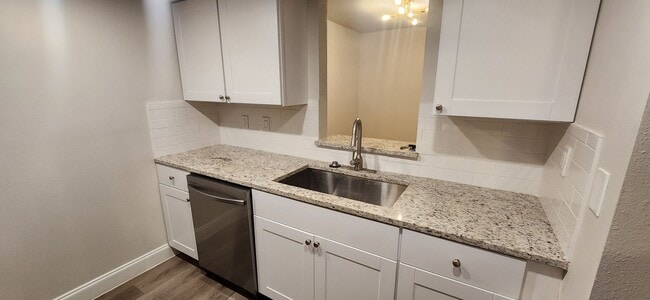 Building Photo - 2-Bed/1-Bath Townhome -Silver Creek Villas- Gated Community