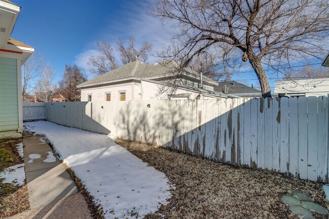 Building Photo - 313 N Mt Vernon Ave