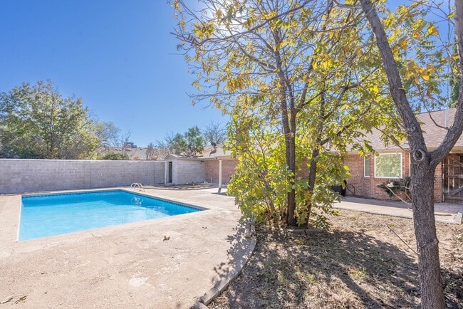 Building Photo - 3518 Fairmont Dr