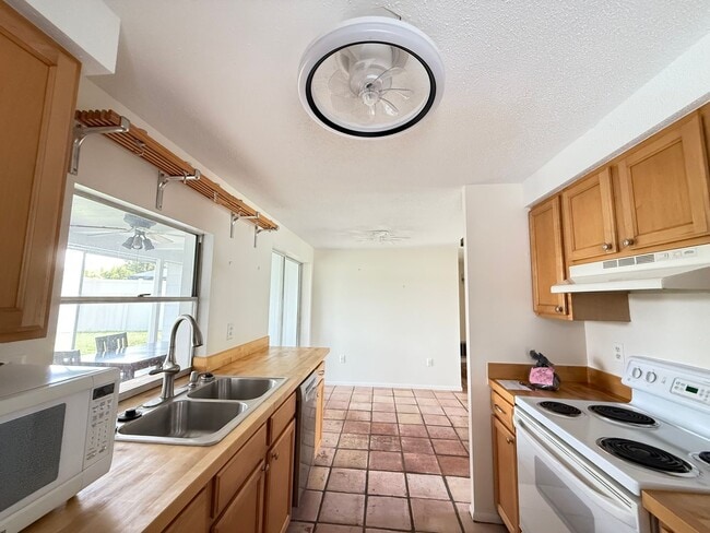 Building Photo - 2/2 with Fenced Yard, Garage and Laundry, Available Now!