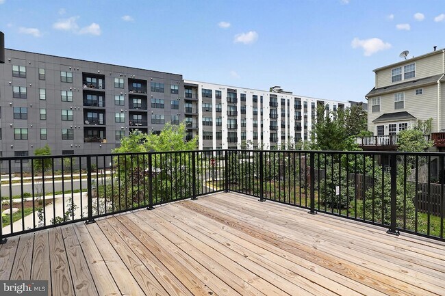 Building Photo - 5851 Columbia Pike