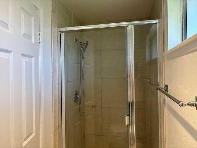 Building Photo - Spacious 5 bedroom 2 1/2 bathroom Westpark...
