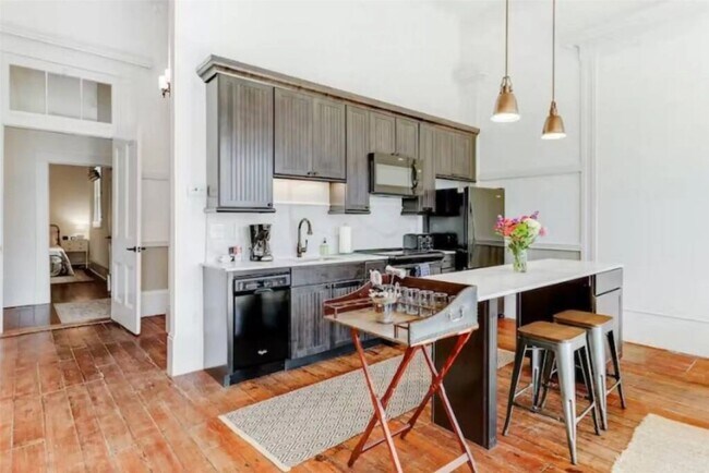 Building Photo - 2010 The Strand