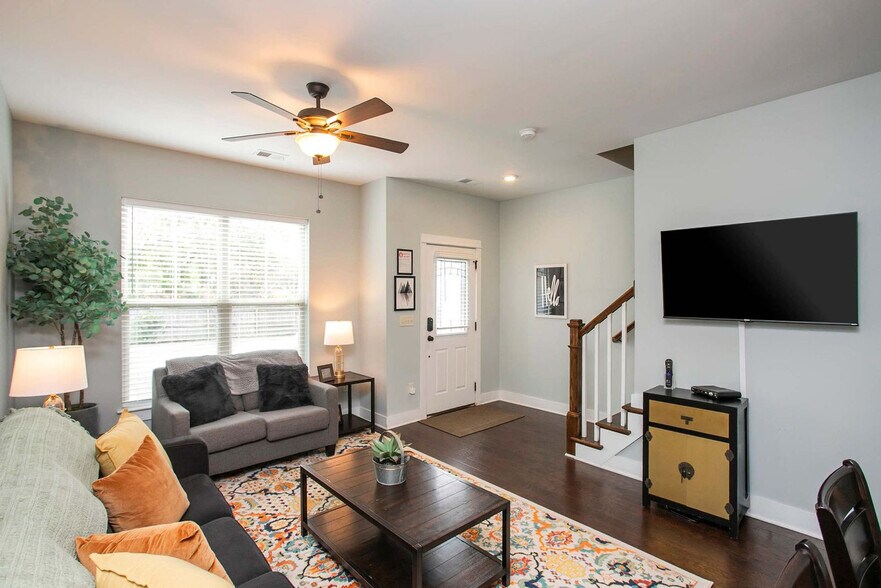 Building Photo - 1106B Stratford Ave