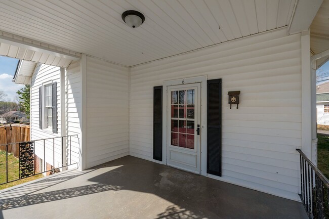 Building Photo - ELECTRICITY INCLUDED on this Renovated 2 B...