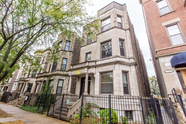 Building Photo - HUGE 5BED/2 bath in Wicker Park! Designer ...