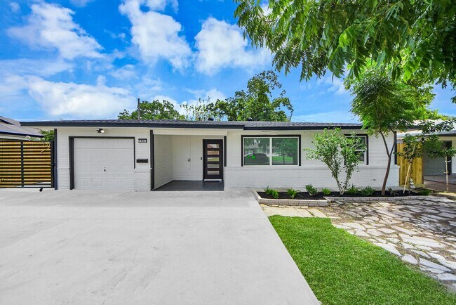 Building Photo - 1503 Locklaine Dr