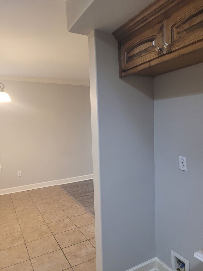 Building Photo - Home in Benton