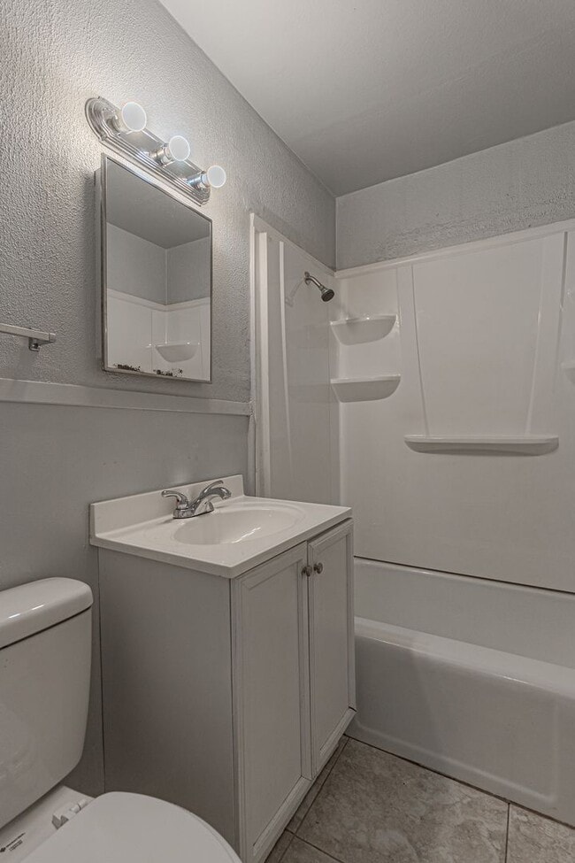 Building Photo - 3 Bed 2 Bath in OKC!