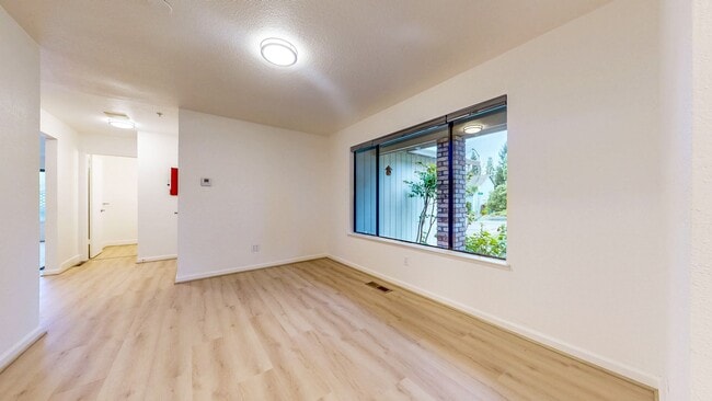 Building Photo - Bright and Beautiful 4 bedroom 2.5 Bath with large enclosed back yard and close proximity to Mari...