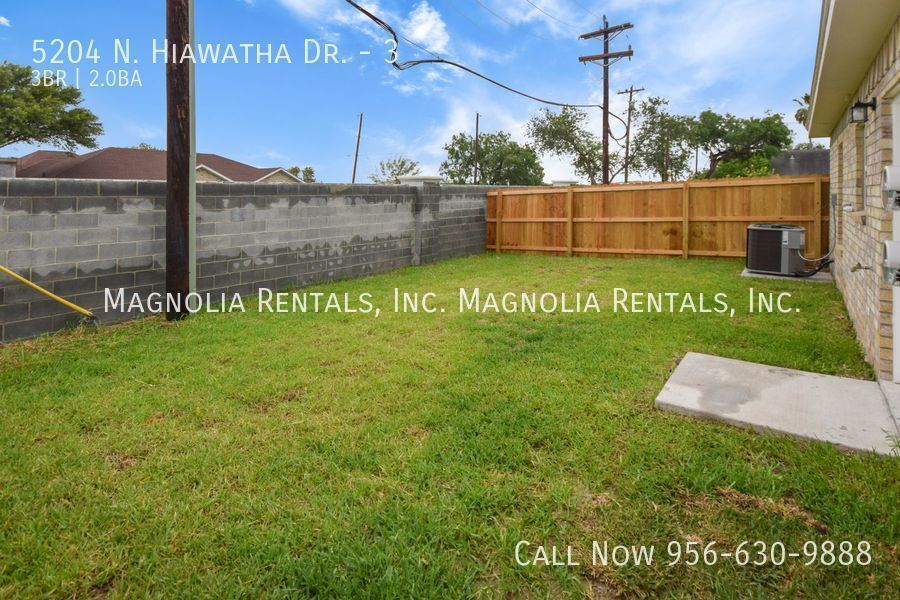 Building Photo - 5204 N Hiawatha Dr