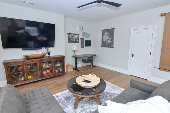 Building Photo - Fully Furnished in Downtown Franklin