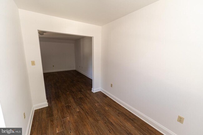Building Photo - 804 Travers St