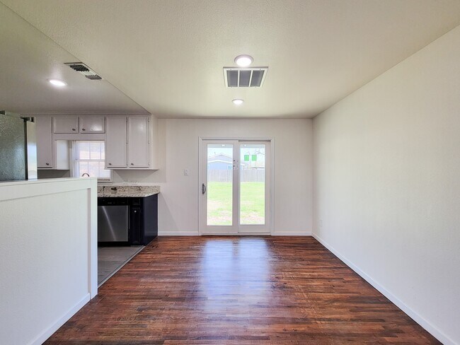 Building Photo - 413 S Market St