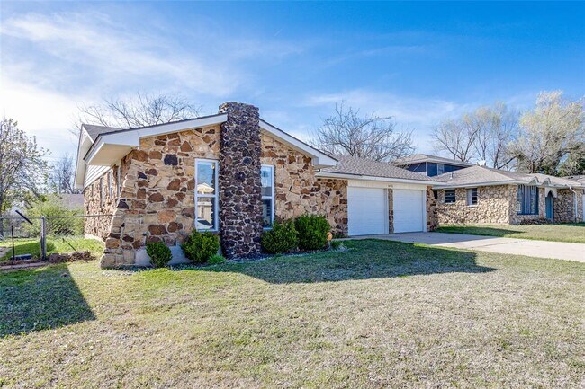 Building Photo - 645 Lloyd Ave