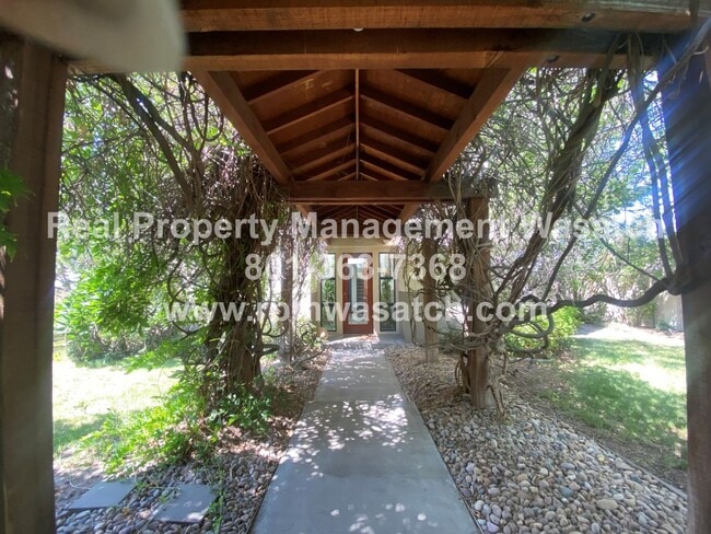 Building Photo - Check out This Stunning 3 Bedroom 2.5 Bath...