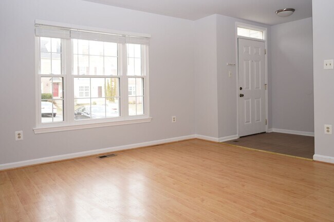 Building Photo - 4 Bedroom 3.5 Bath Townhome in Woodbridge, VA