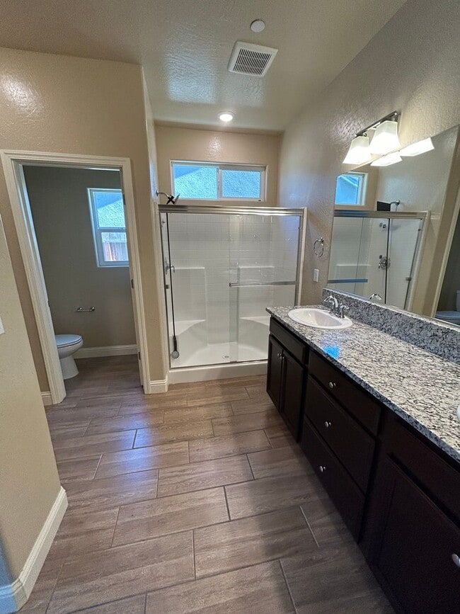 Building Photo - Beautiful 4 Bedroom 2 Bathroom Home in SE Visalia with Solar and Yard Care!