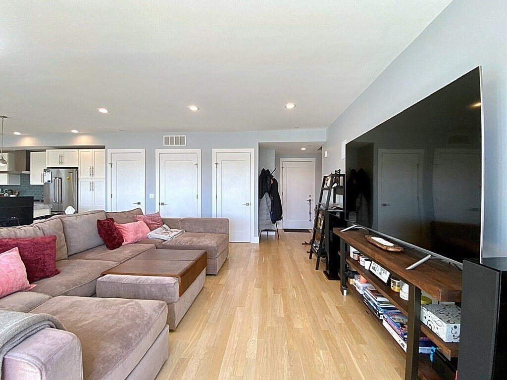 Building Photo - 150 W Broadway