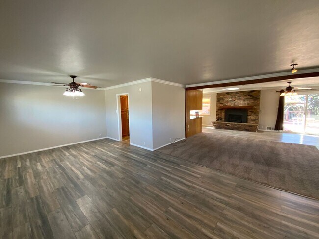 Building Photo - 5 Bedroom Home Available Near Wyoming Blvd NE & Comanche Rd NE!