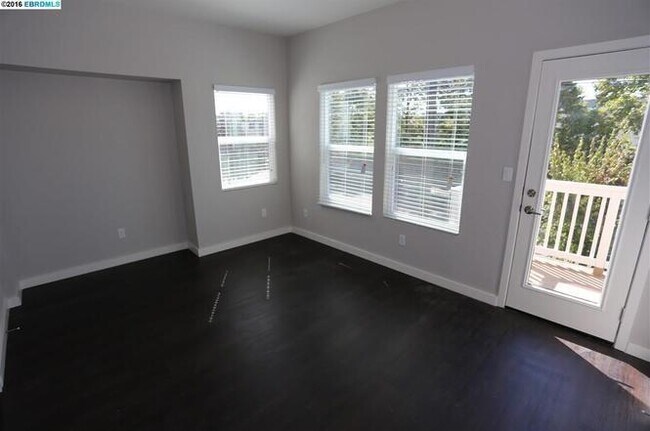 Building Photo - 2 bedroom in Oakland CA 94609