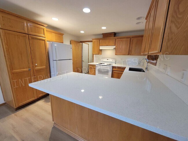 Building Photo - *1ST MONTH'S RENT FREE PROMO* SE Portland Home on A Cul-De-Sac with Garage, Yard, Fireplace and M...