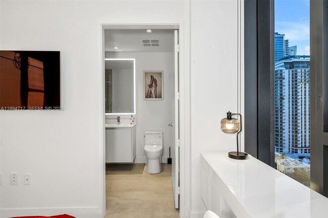 Building Photo - 700 NE 24th St